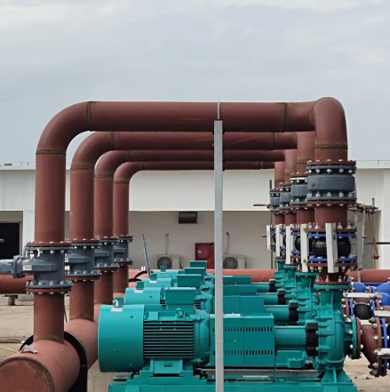 冷却塔配水管道和水池